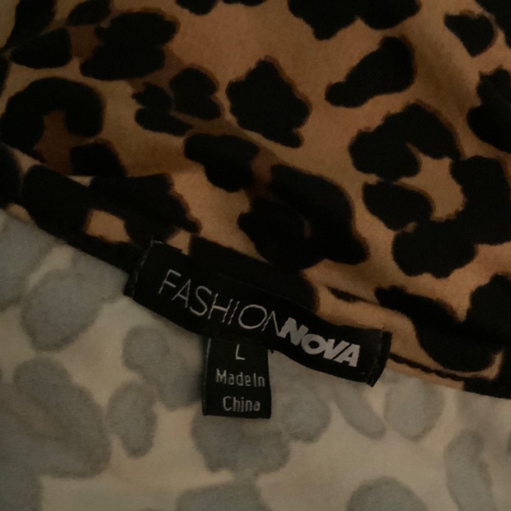 Animal print long sleeve stretchy peach skin dress with slit size large - Picture 2 of 2